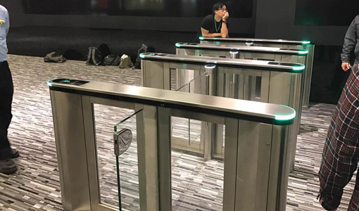 des portes de tourniquet battantes sont installées à Kaimenhong Gym