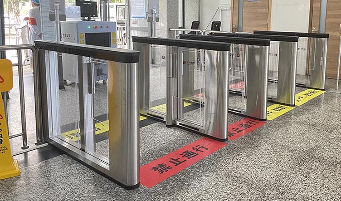 hôpital central de guangzhou panyu - scanner de certificat numérique covid monté dans le couloir de vitesse

